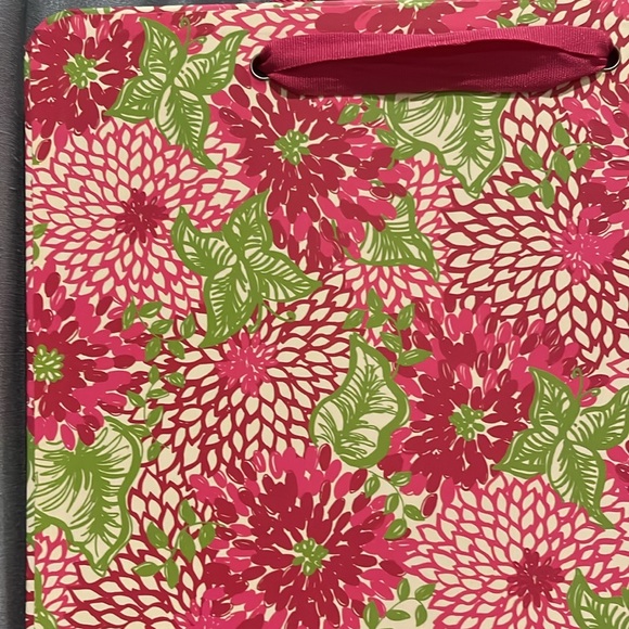 Lilly Pulitzer Magnetic Board with 4 magnets - Picture 12 of 16